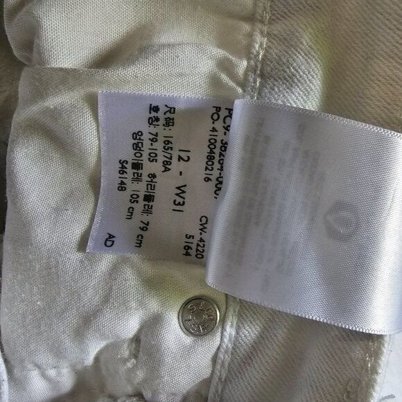 EUC WHITE SIGNATURE LEVIS STRAUSS MID RISE SHORTS SIZE 12 / 31W - Picture 14 of 14